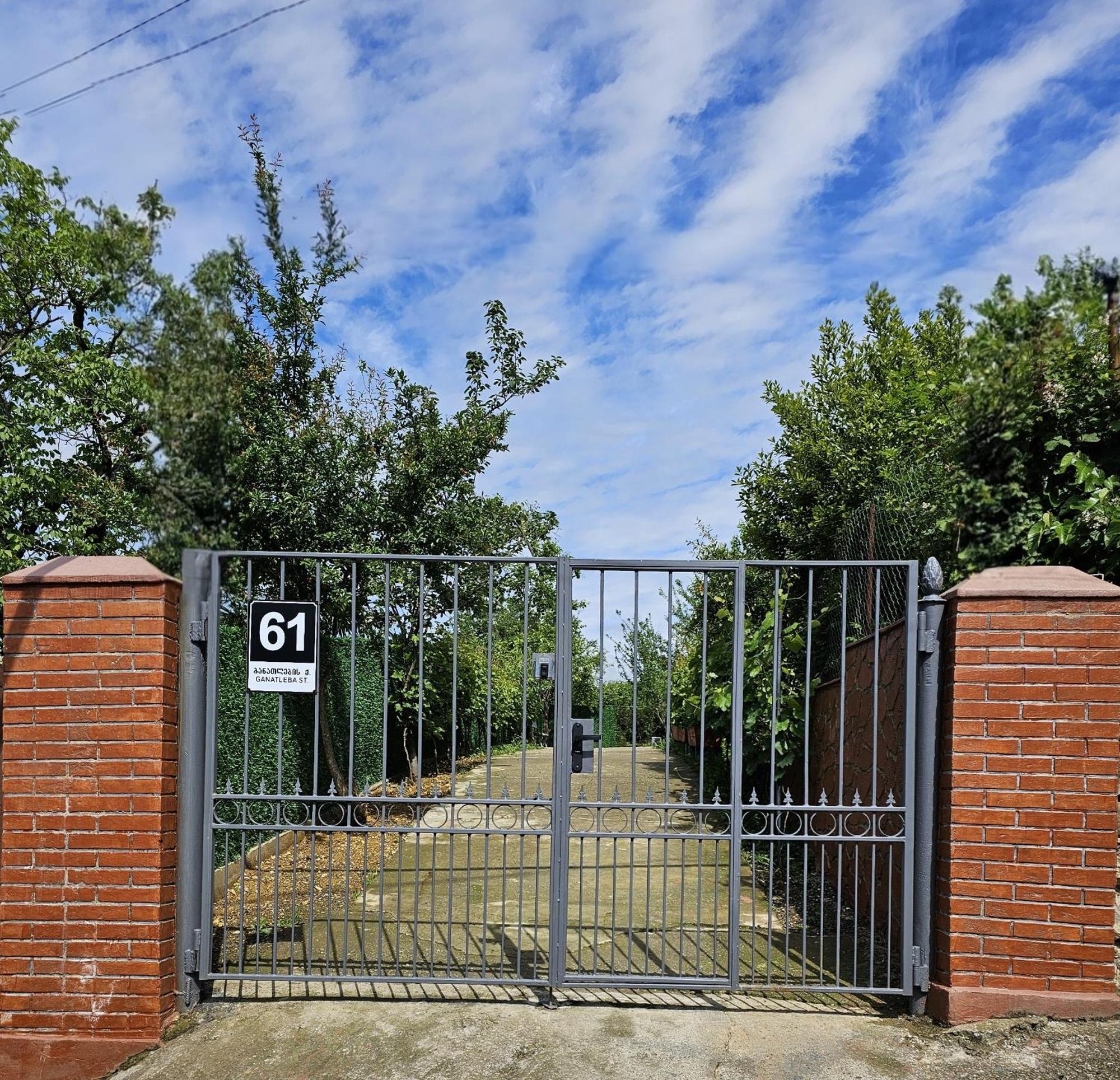 Hilltop Guest House Kʼutʼaisi Exterior foto